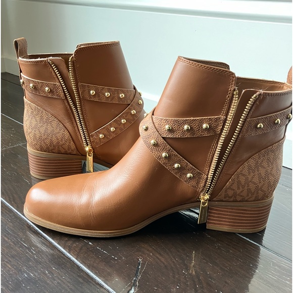 NEW MK Kincaid Leather and Studded Logo Ankle Boot - Picture 3 of 7